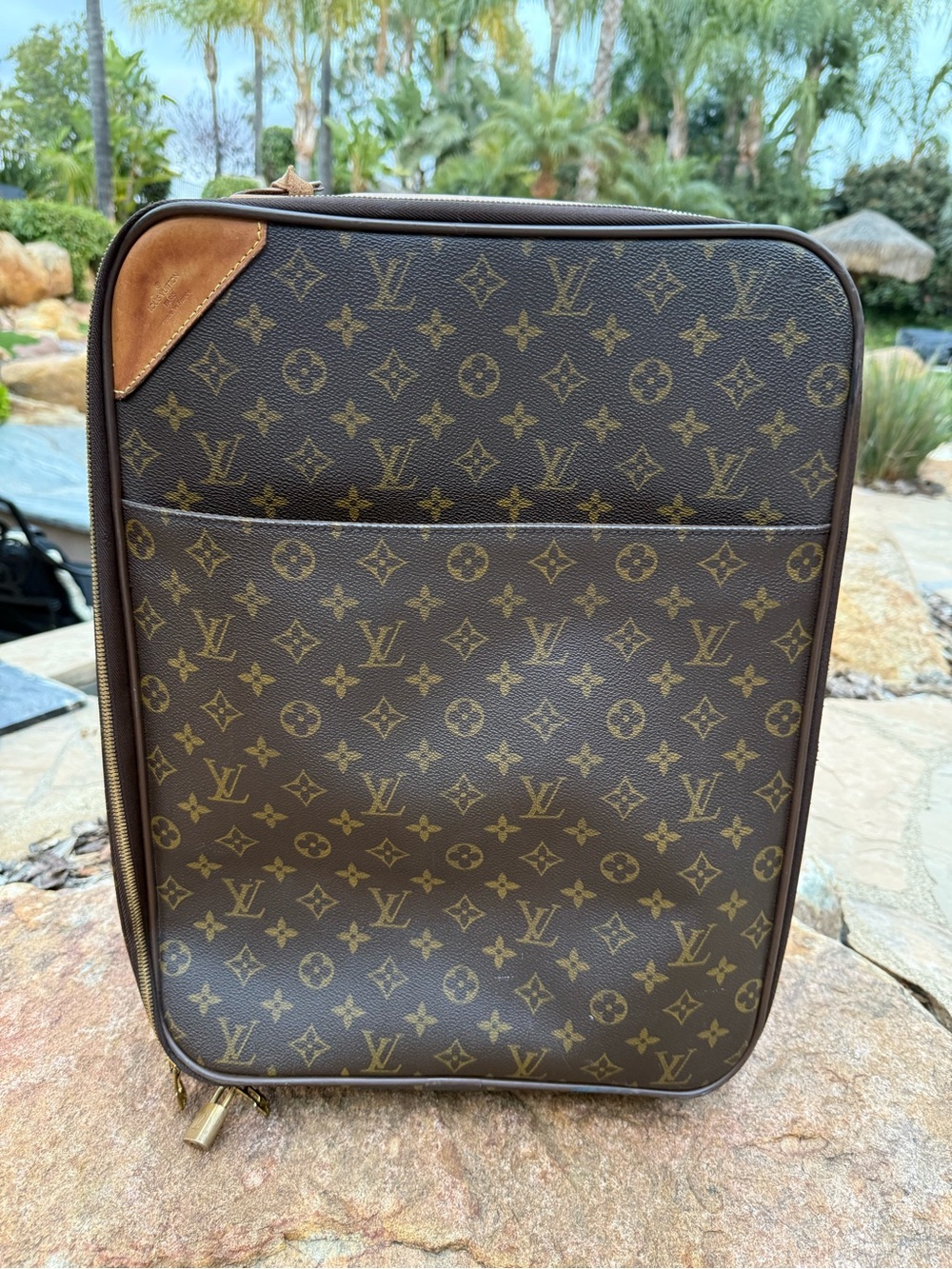 Stunning authentic Louis Vuitton Monogram Carry on Pegase suitcase luggage